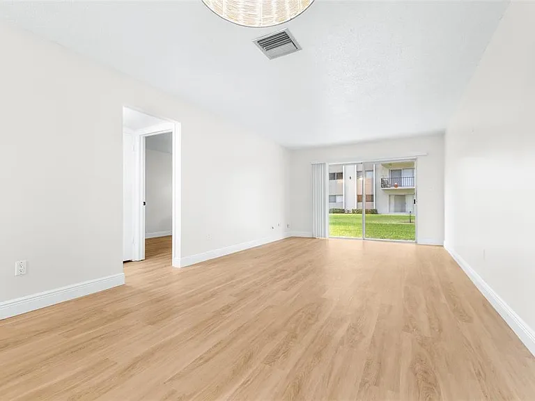 4606 W Gray St #107 — Photo 6