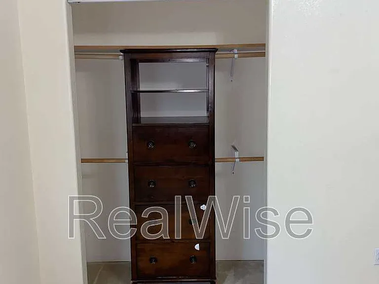 2564 NE Douglas Ave — Photo 18