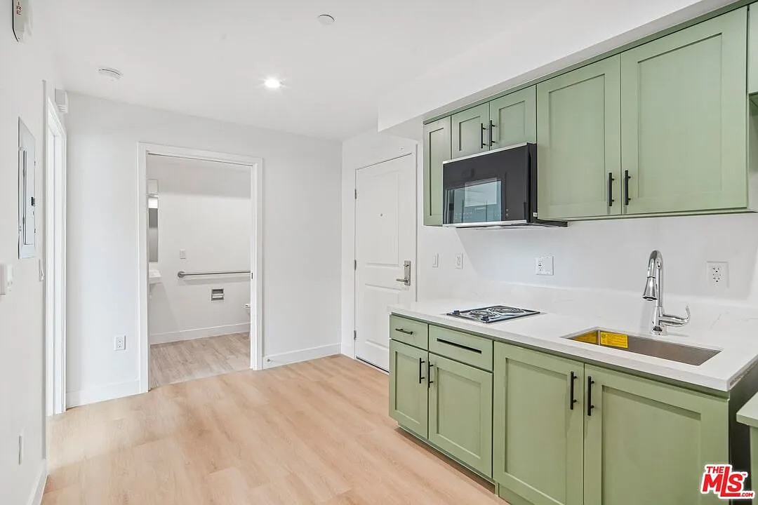 1 bed, 1.0 bath, 405 sqft, $2,000 — Photo 4