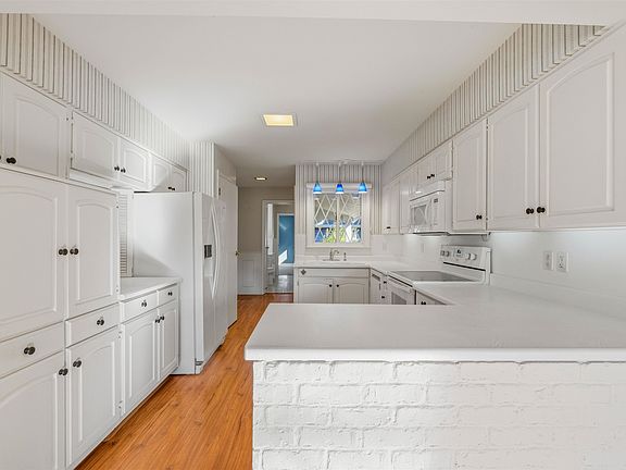 4th image of 700 Denning Ave
