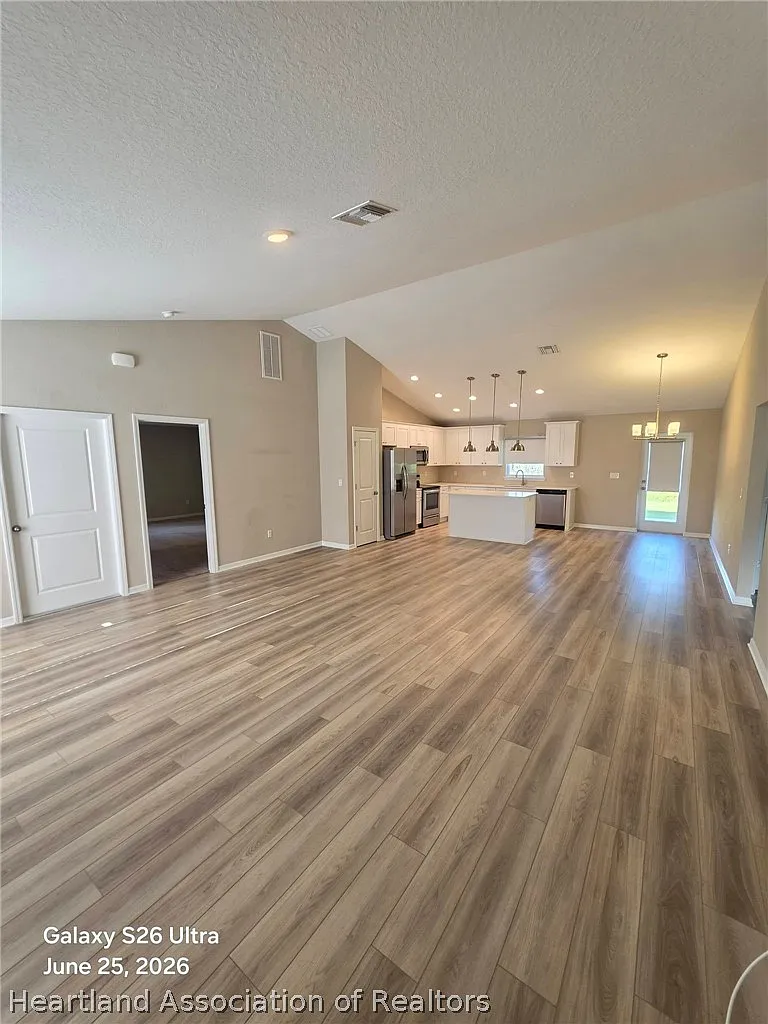 3 bed, 2.0 bath, 1646 sqft, $2,100 — Photo 2