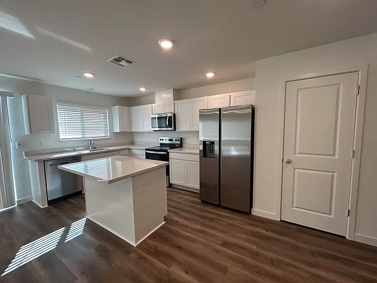 805 Congaree Ln — Photo 2