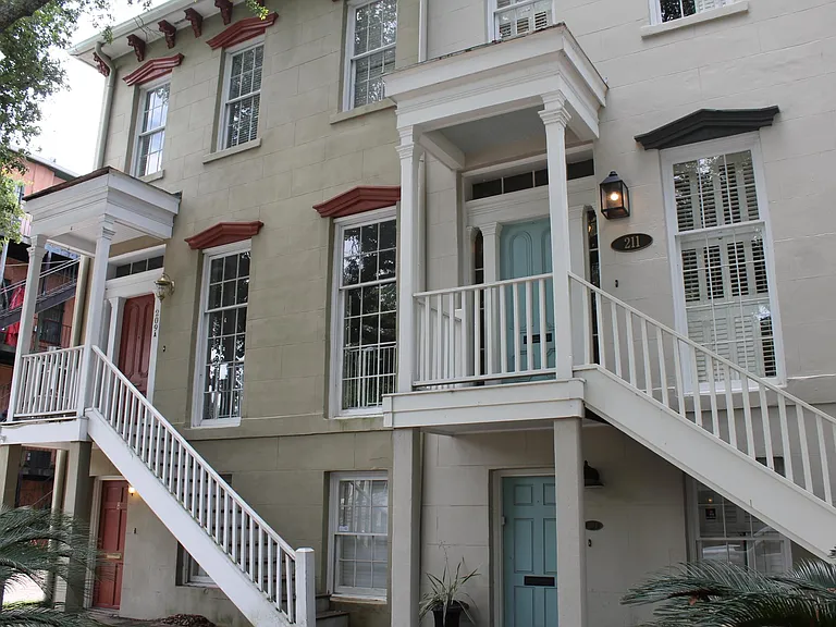 209 W Hall St #B — Photo 2