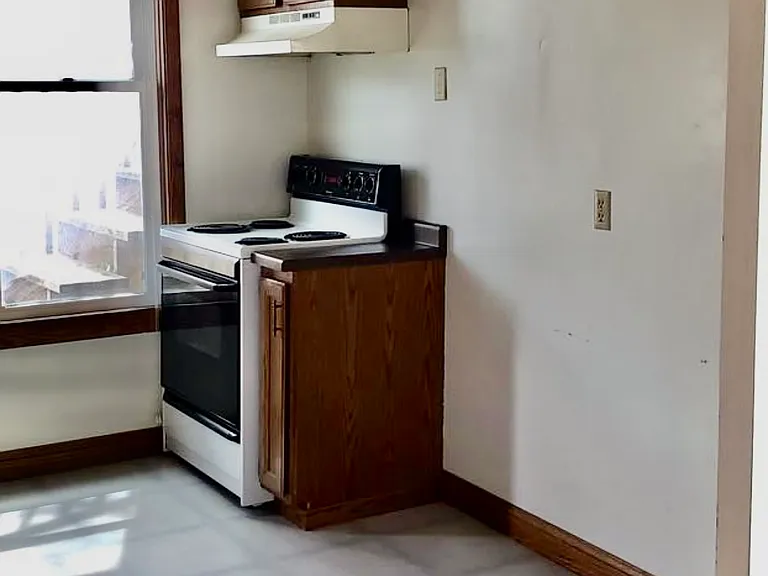 1120 E 9th St #1 — Photo 5
