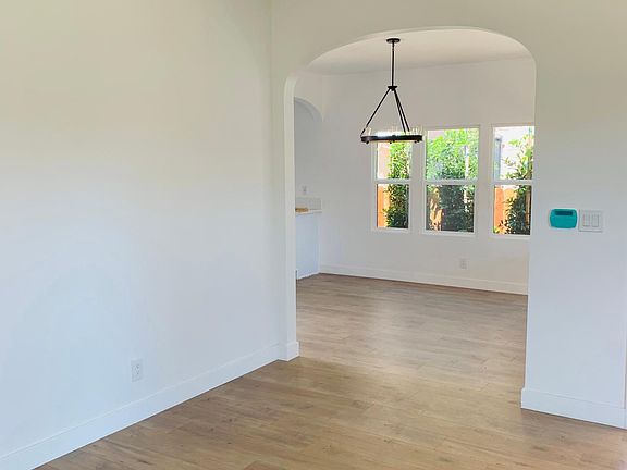 3rd image of 3425 Edgehill Dr