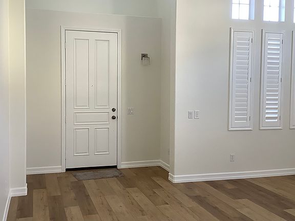 5th image of 853 Esperanza Pl