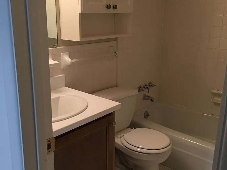Chateau Orleans Apartments — Photo 27
