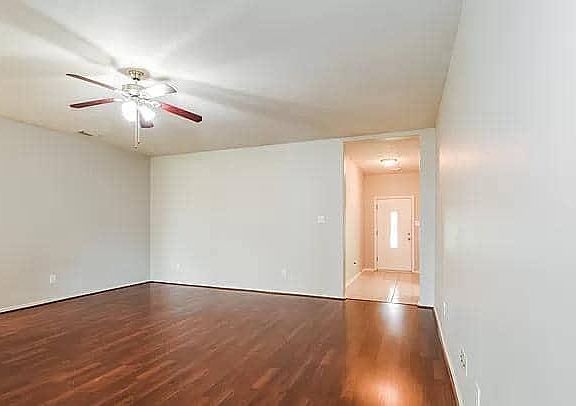 3rd image of 309 Stonecross Ln
