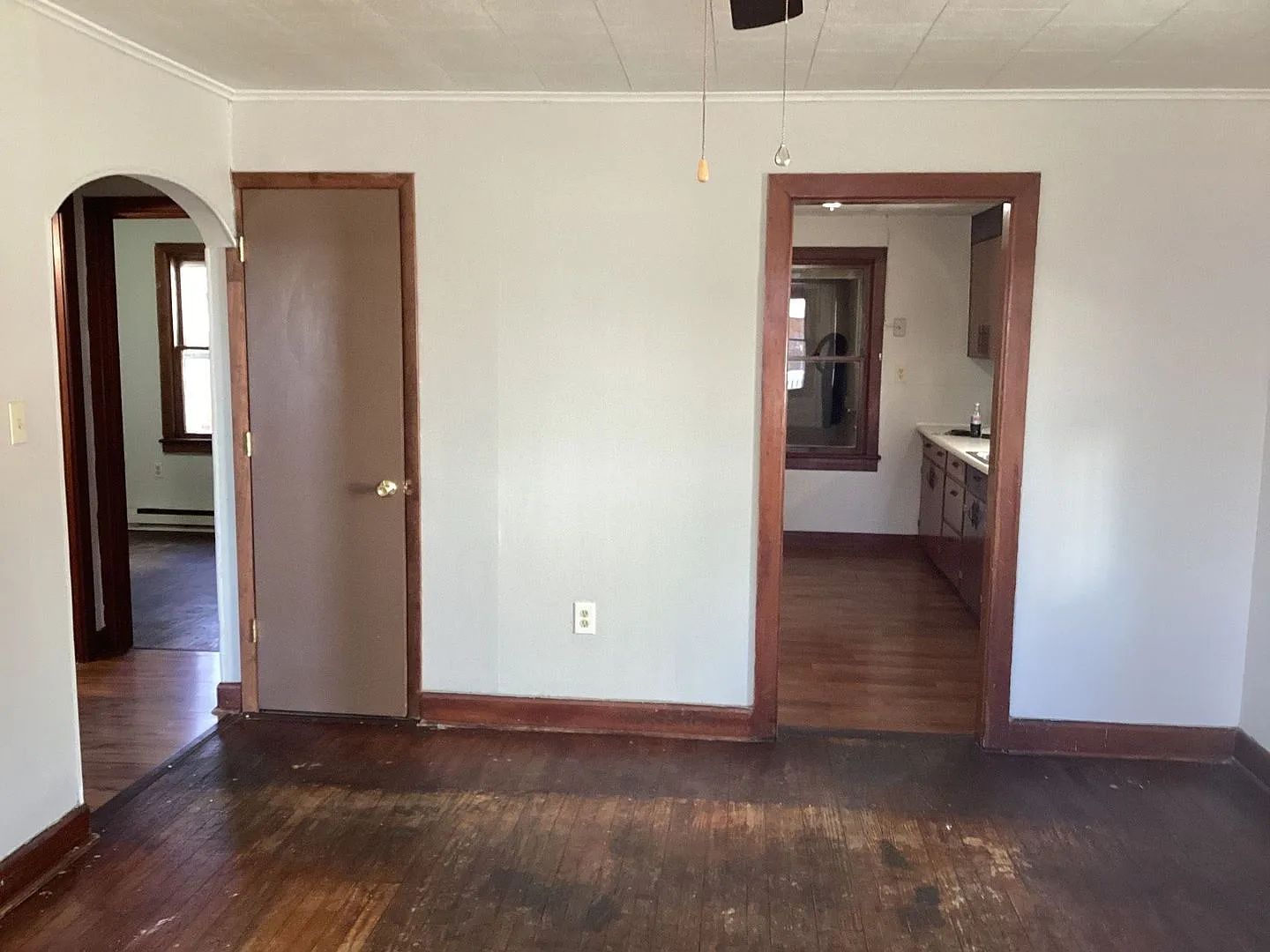 Charming 3-Bedroom, 1-Bathroom Single-Family Home — Photo 3