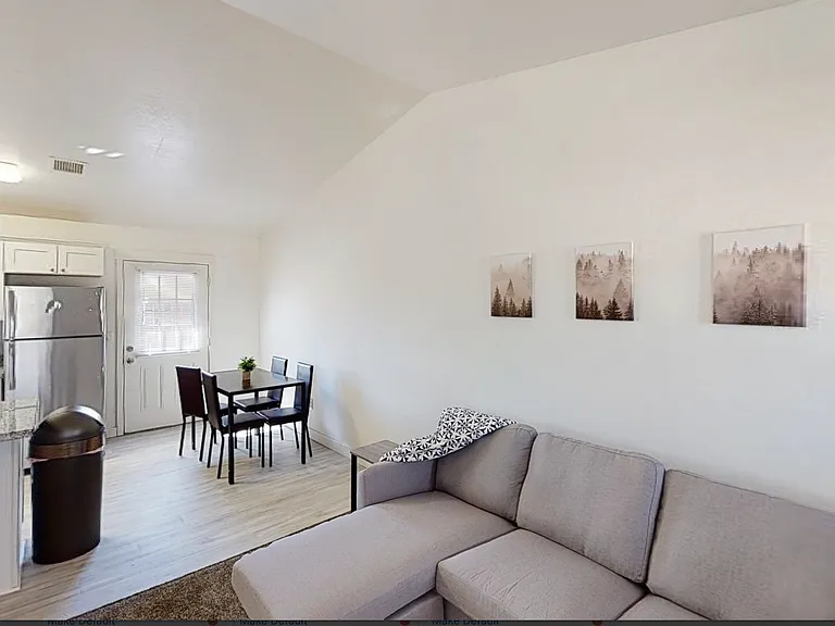 571 N 10th Pl — Photo 4