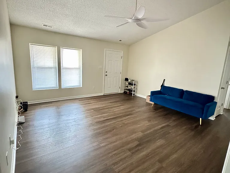 1210 Ridgewood Dr — Photo 2