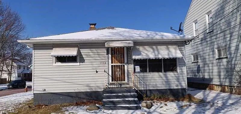 3982 Victory Blvd photo 1
