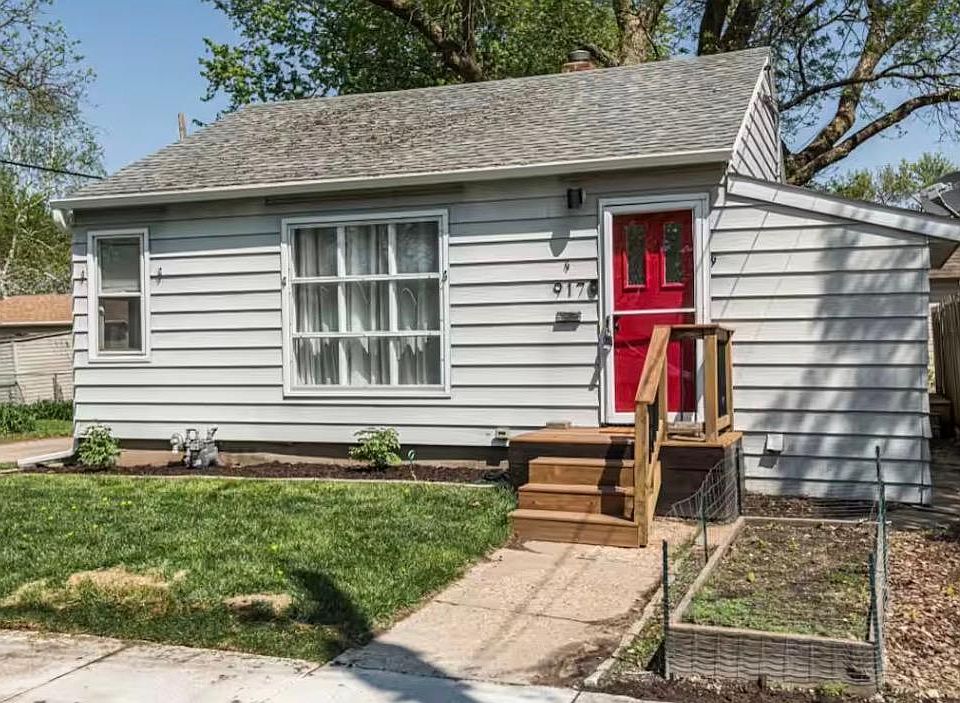 1st image of 917 3rd St NE