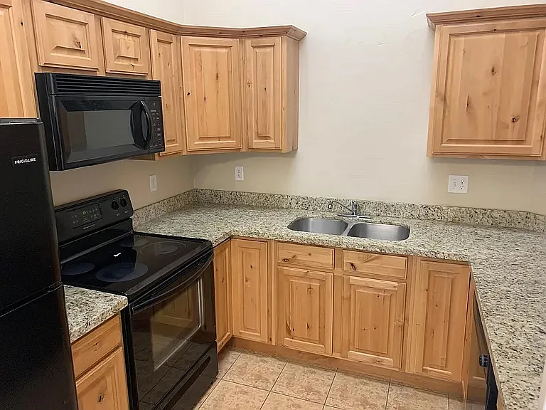 3 bed, 1200 sqft, $1,100 — Photo 2