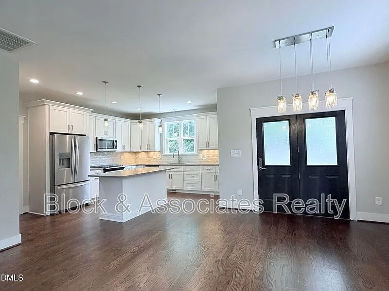 3 bed, 2.5 bath, 1662 sqft, $2,900 — Photo 3
