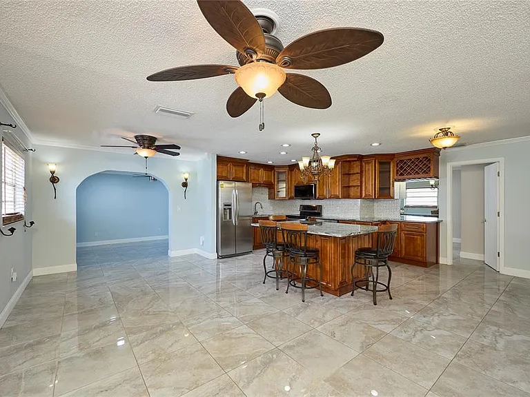 6804 N Hubert Ave — Photo 5
