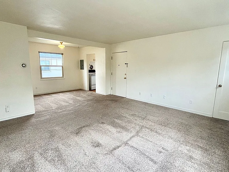 N0131 - Claremont Apartments — Photo 5