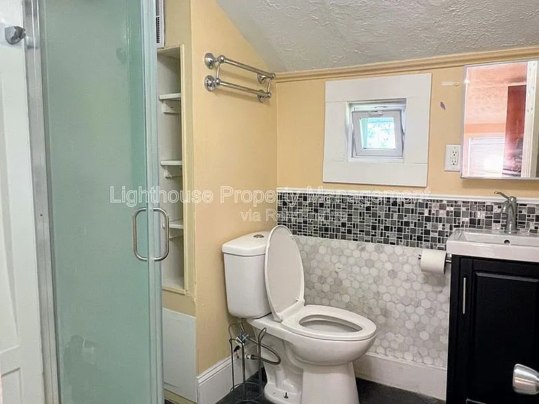 219 E North St #2 — Photo 8