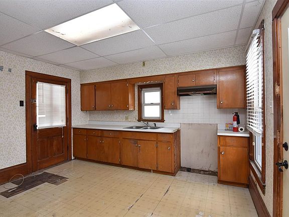 5th image of 206 W Walnut St