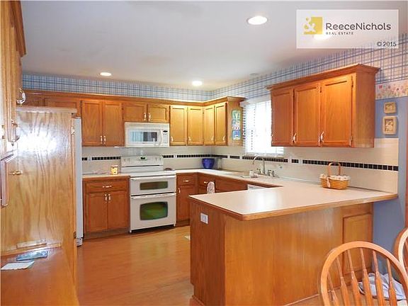 Kitchen w/tons of cabinets & counter space