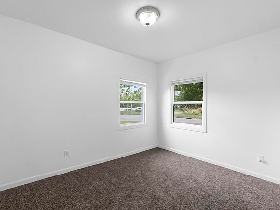 5th image of 701 Shirley St