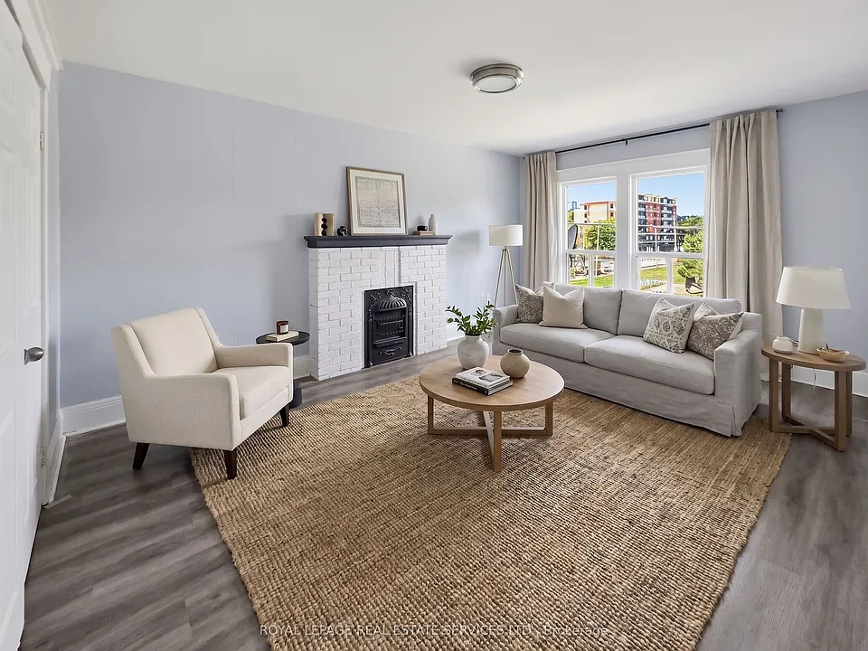 8 Ottawa St N #8