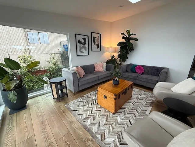 4 bed, 3650 sqft, $8,500 — Photo 2