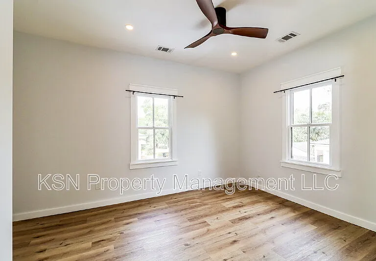 1025 W 38th St — Photo 12