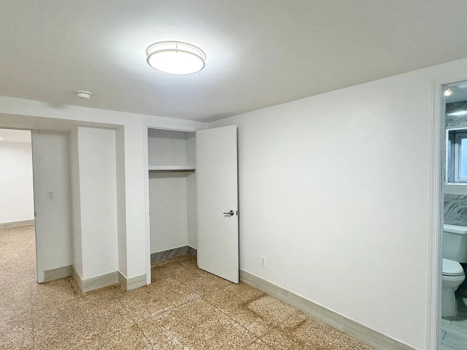 3 bed, 900 sqft, $2,400 — Photo 3