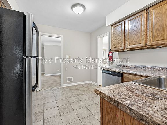 3rd image of 812 Riverbank St