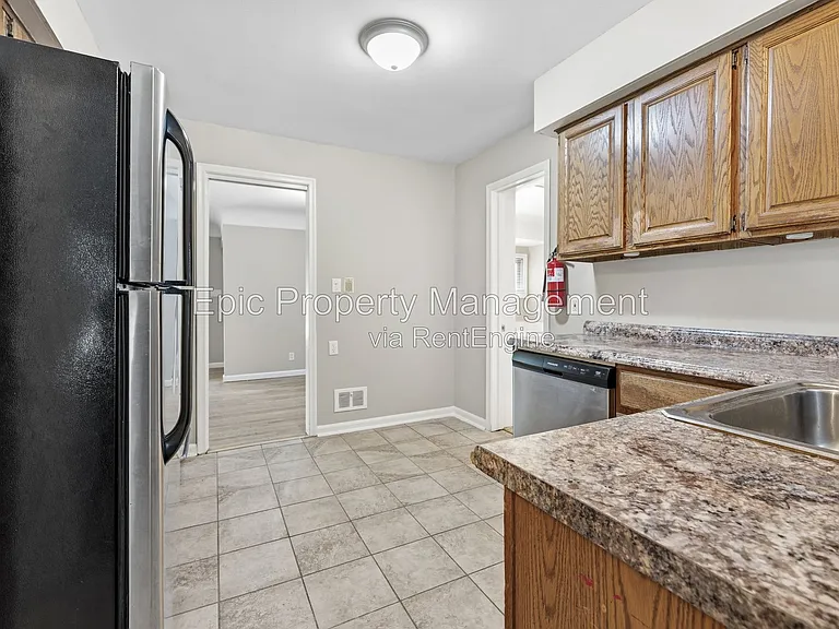 812 Riverbank St — Photo 3