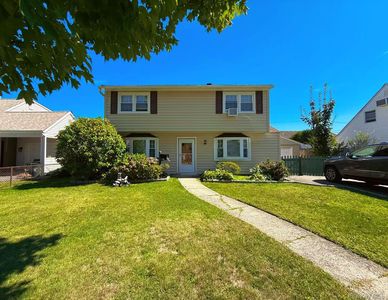 11 Surrey Lane, Levittown, NY, 11756
