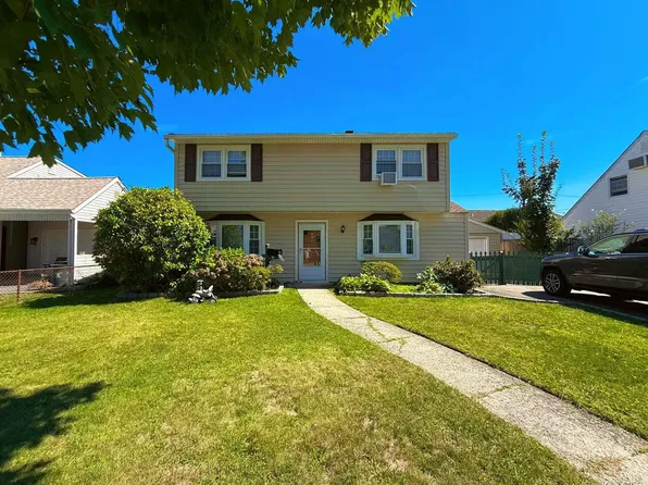 11 Surrey Ln, Levittown, NY 11756