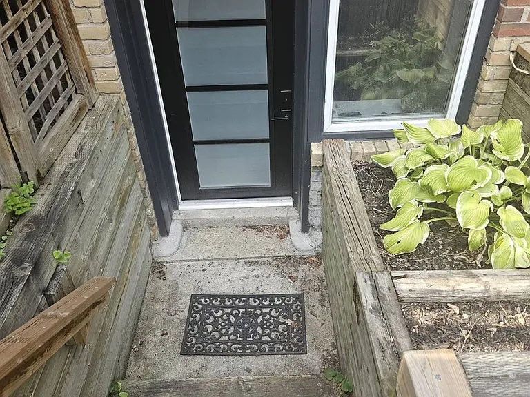 10 Wroxeter Ave #LOWER — Photo 2