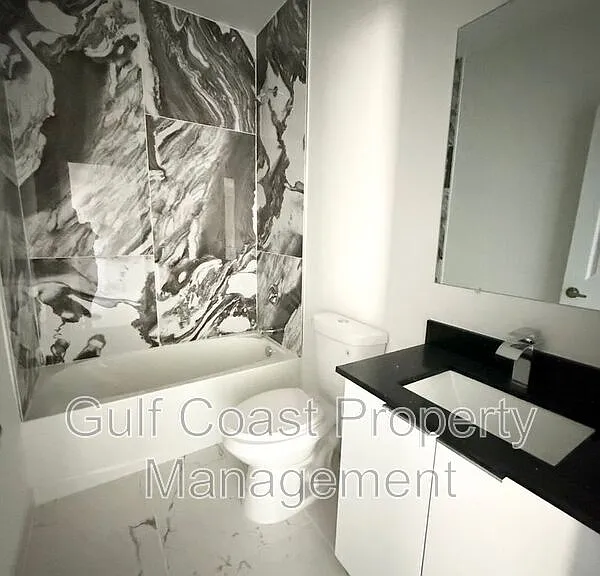 2216 NE 10th Pl — Photo 25