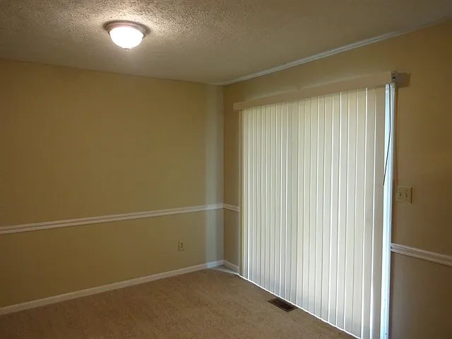 3 bed, 2.0 bath, 1304 sqft, $2,095 — Photo 4