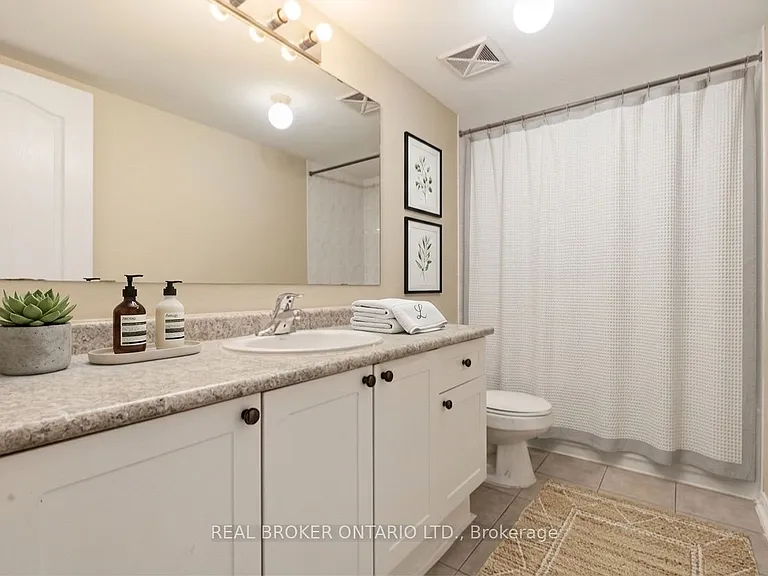 3985 Eglinton Ave W — Photo 6