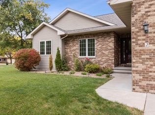 2 Ambrose Ct, Coralville, IA 52241