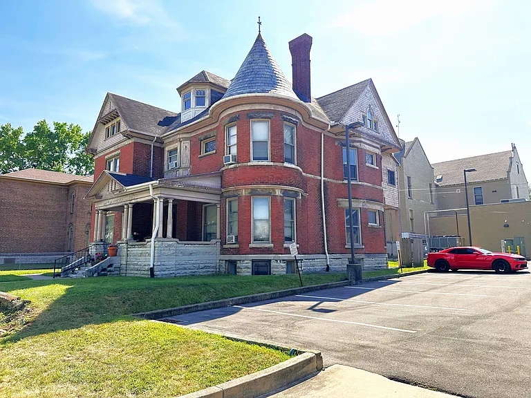 Beautiful and Unique Victorian Apartment Building — Photo 1