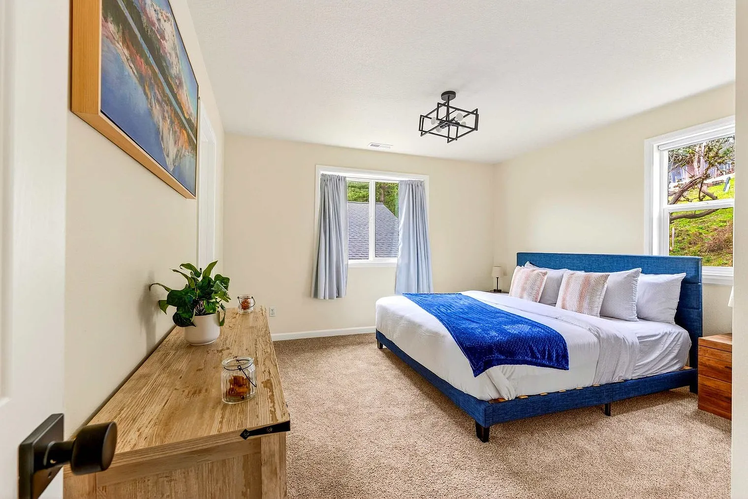 3 bed, 2.0 bath, 2497 sqft, $7,860 — Photo 4