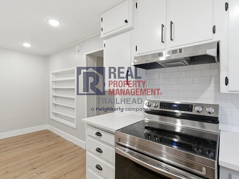 1040 N Clinton St — Photo 9