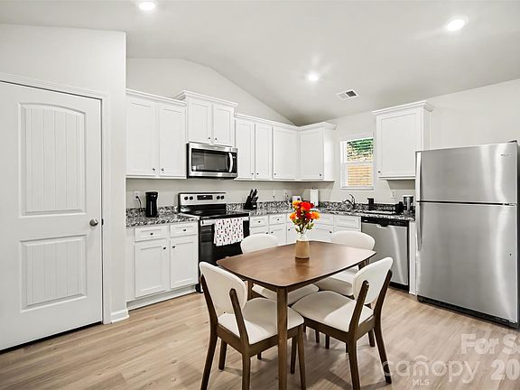 5th image of 3150 Maple Ridge Dr