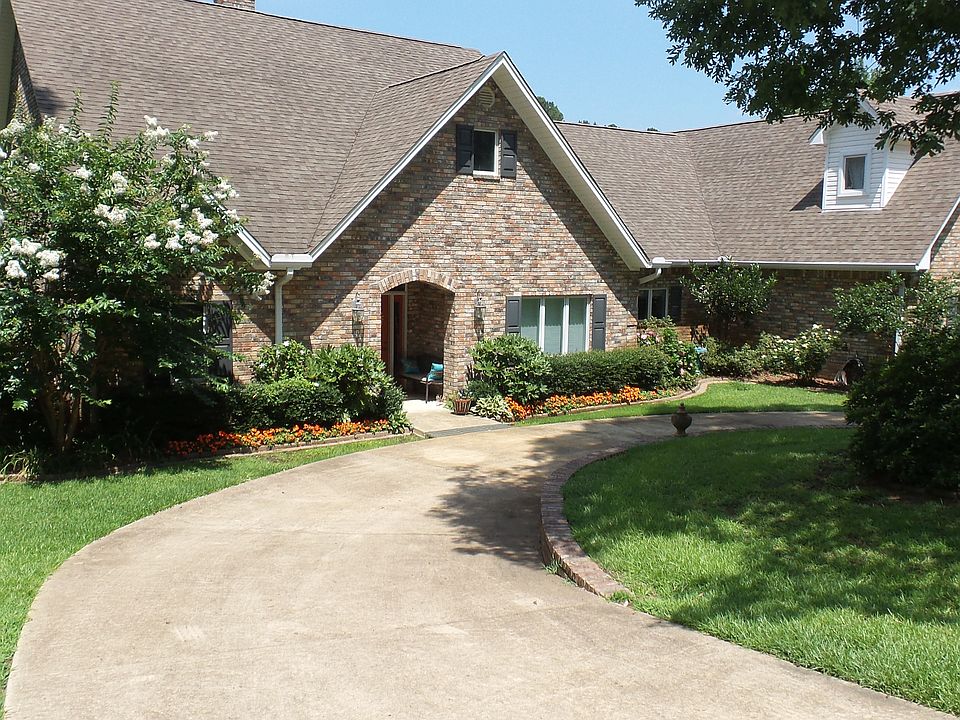 Front view with circle drive