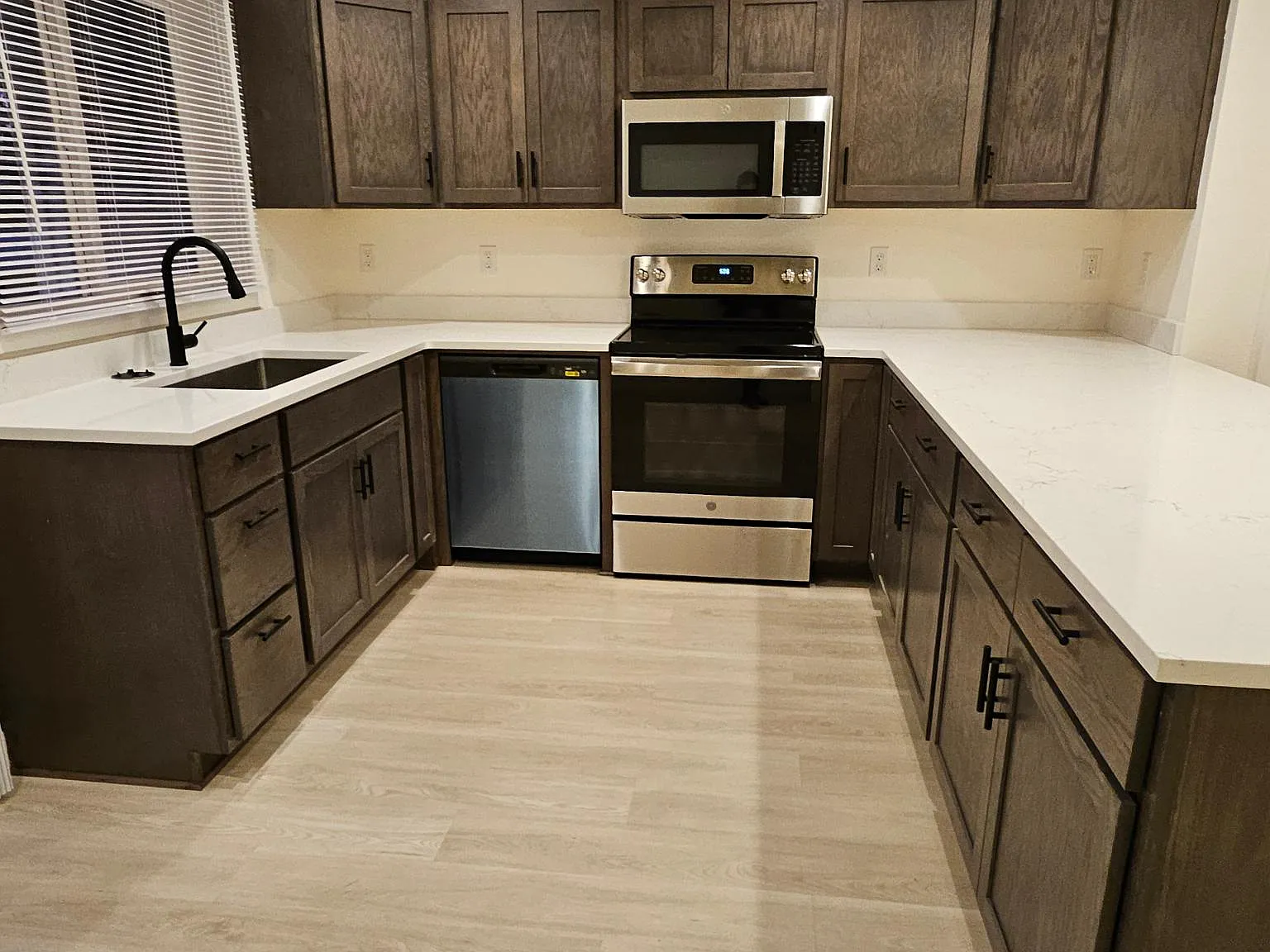 2 bed, 850 sqft, $1,600 — Photo 1