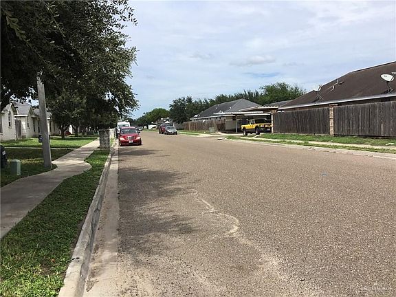 3rd image of 411 La Mancha Dr