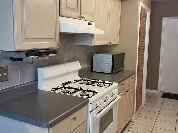 2nd image of 312 Lincoln Ct Unit B