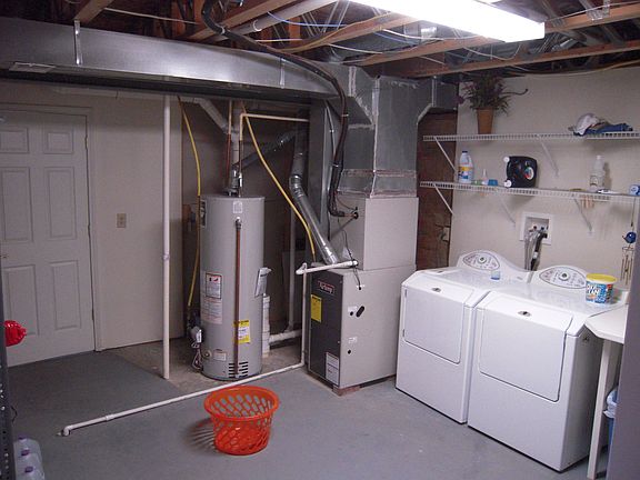 Basement utilities. W/D stay