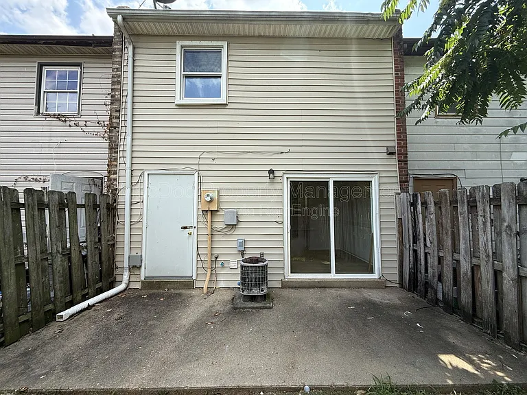 809 Denton Cir — Photo 17