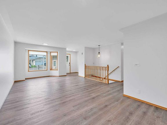 2nd image of 4606 Avenueclose Sylvan
