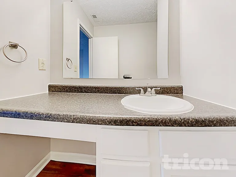 4475 Connaught East Dr — Photo 7